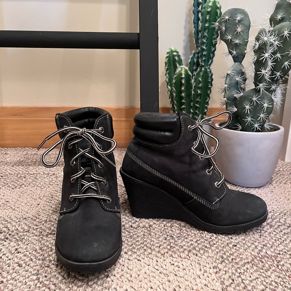 Womens Sketchers Wedged Booties 7.5